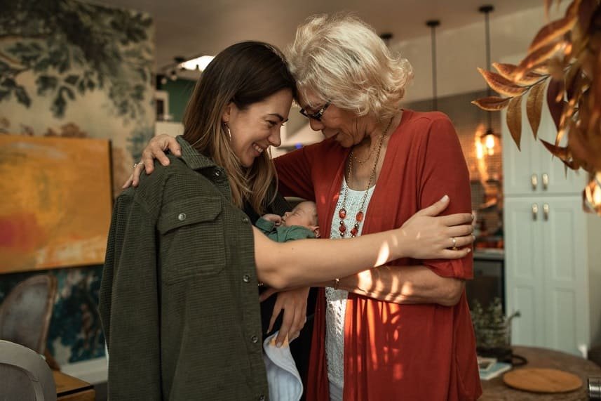 El 70% de las madres sigue recurriendo a su propia madre para resolver dudas de crianza, pese al avance de la IA